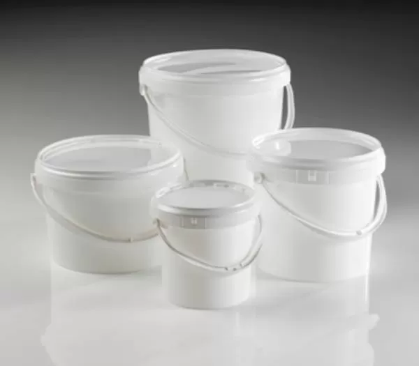 Secchio in plastica bianco con coperchio